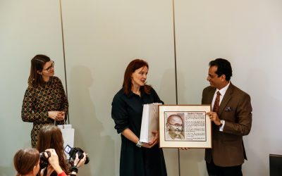 Gimnazija prejela priznanje, veleposlanika Indije v Sloveniji